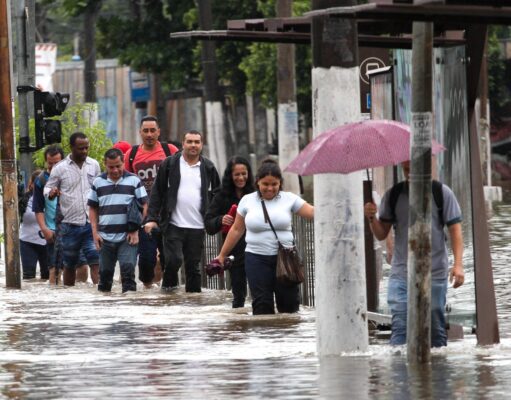 Chuvas e inundações no Brasil. Chuva leva turistas a pagar milhares para deixar zonas inundadas