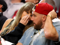 Taylor Swift surge em público pela 1.ª vez após casamento e mostra anel